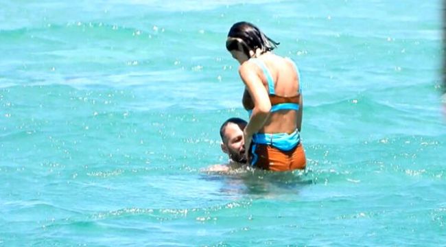 Ailesiyle Beraber Tatile Ç?kan Avatar Atakan E?ini Havalara Uçurdu
