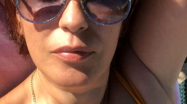 Ye?im Salk?m Mayolu Foto?raf?n? Payla?arak o �nl�lere Manidar G�nderme Yapt?