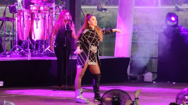 Ald??? Kilolar? ?le Tm Dikkatleri zerine eken Hadise Almanya'da Konser Verdi 