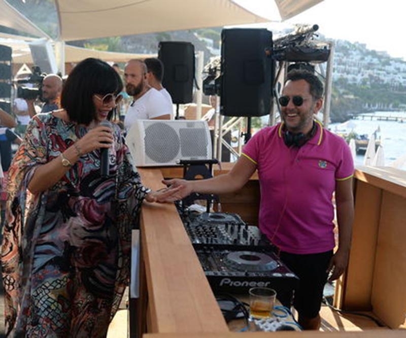 Gül?en Verdi?i Konserde Göbe?ini Saklamaya Çal??t?