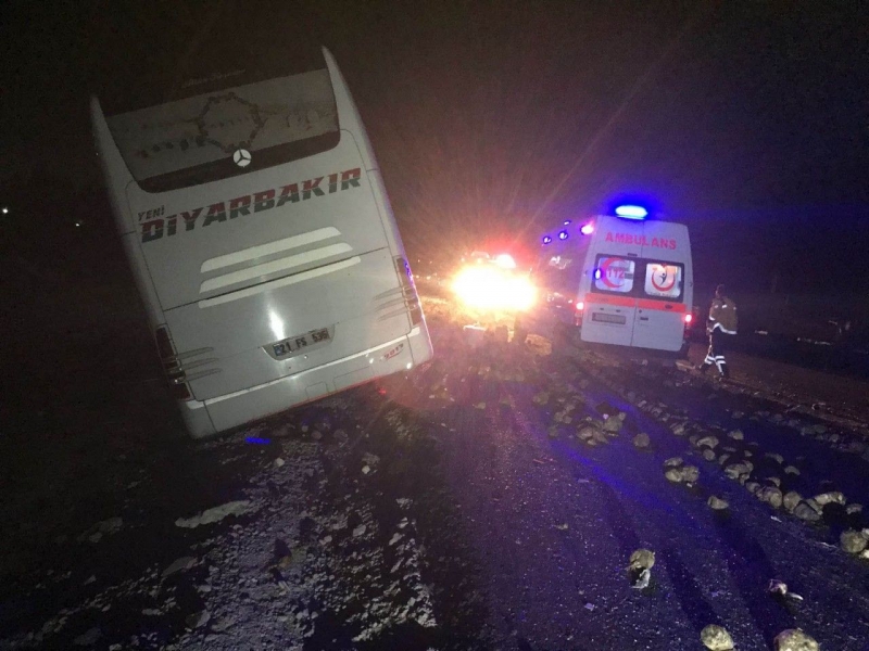 Konya Karap?nar'da Yolcu Otobs ile Kamyon arp??t?,Feci Kaza'da 1 l 20 Yaral? 