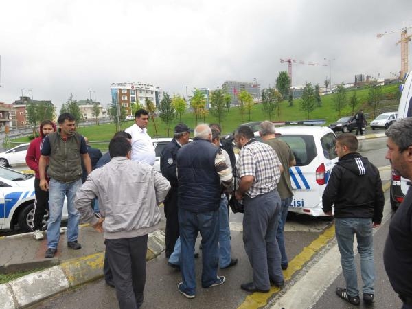 Maltepe'de kaza raporu tutan polislere otomobil arpt? 2 yaral?