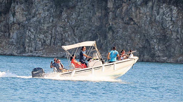 Marmaris'te Gnn Gn Eden Deniz ak?r ile Gven Da?stn Birbirini pck Ya?muruna Tuttu