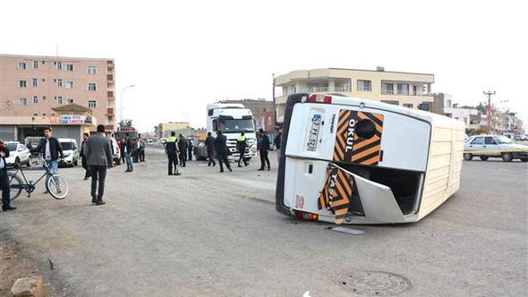 ?.Urfa da TIR ?le ?renci Servisi arp??t? Kaza'da 14 Yaral? 