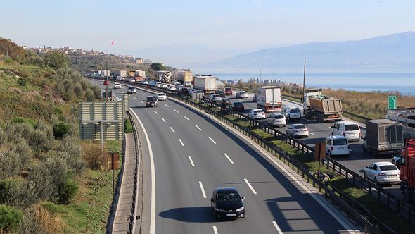 TEM Ankara Yn Hereke'de 8 Ara Birbirine Girdi,Trafik Kilitlendi 10 KM Kuyruk Oldu 
