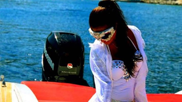 nl ?koncan Sreyya Yal?n Swarovski Ta?larla Ssl Gne? Gzl? ?le Grenleri ?ok Etti 