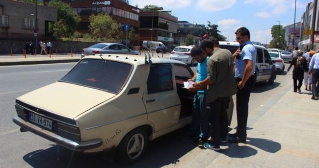 skdar'da Otomobilin zerinde bomba yaz?s? polisi alarma geirdi