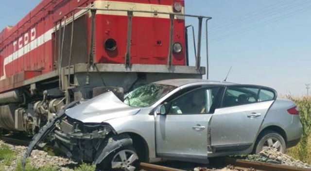 Yük treni otomobile feci ?ekilde çarpt? 2 ölü